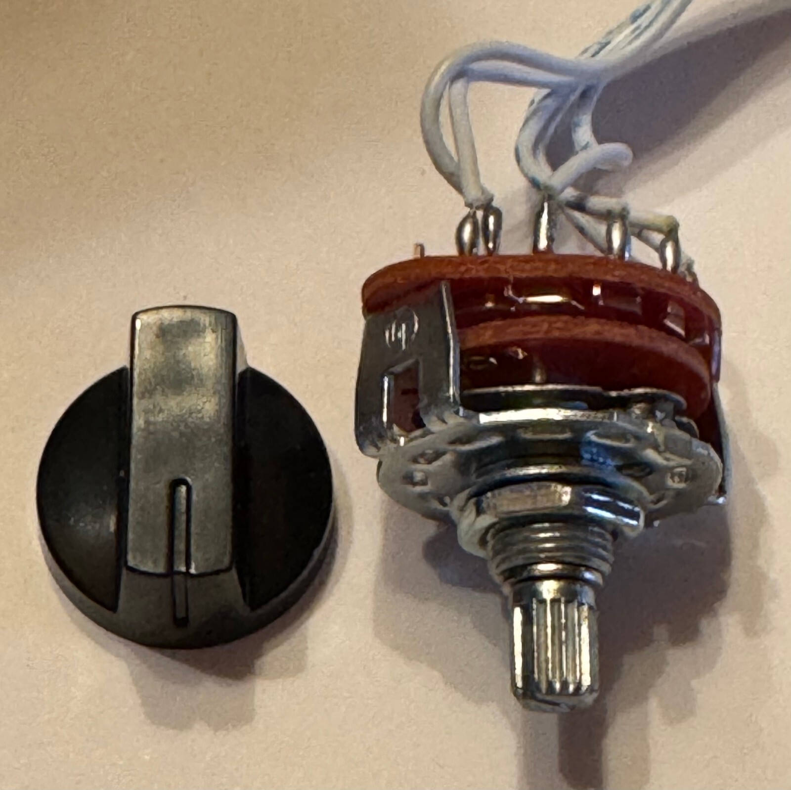 (1P6T) 1 Pole 6 Position Selectable Rotary Switch, with control knob included.