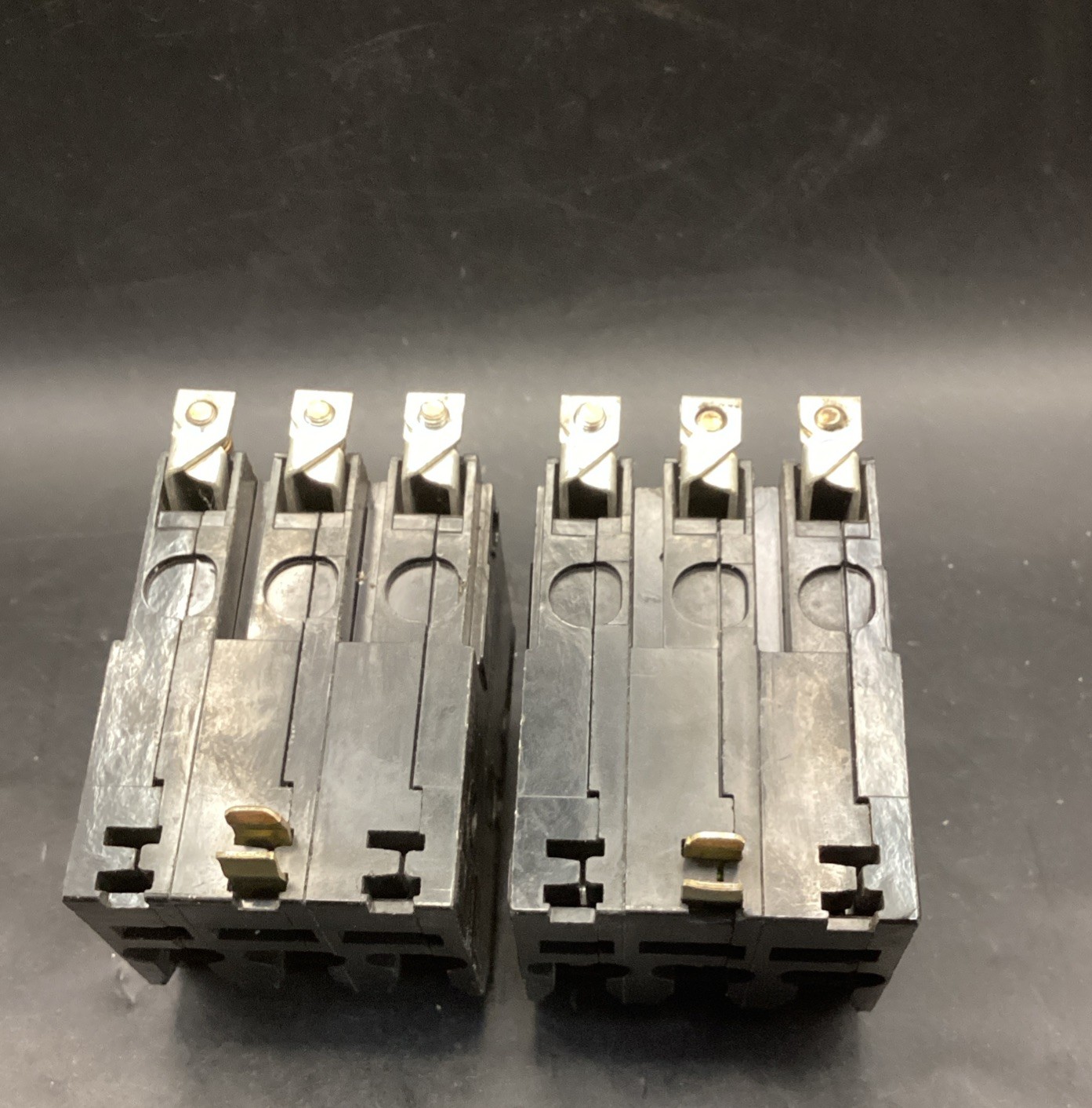 Lot Of 2 Square D Q0B330 30Amp 3 Pole 240v Circuit Breaker Used