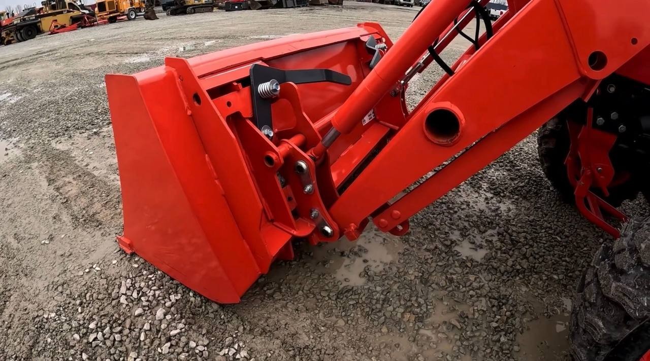 Kubota LX2620 Tractor w/ LA535 Loader & Mower Deck