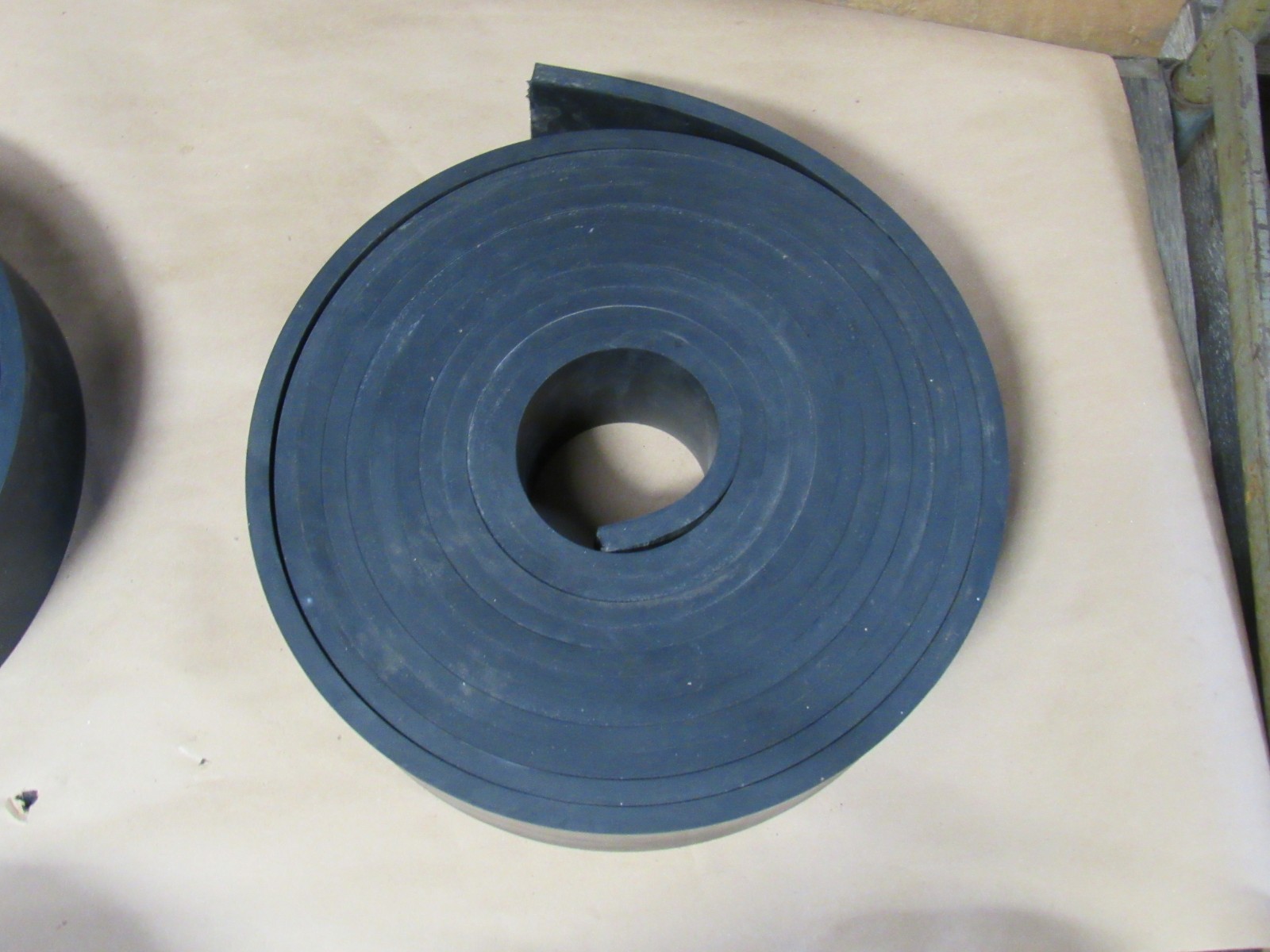 NEW NO NAME BLACK RUBBER NEOPRENE BELT BELTING ROLL 30′ FT 4″W 1/2″TH