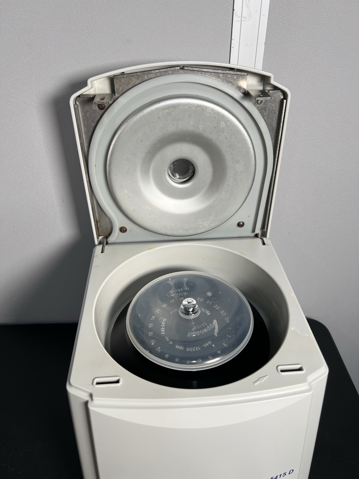 Eppendorf 5415D Micro Centrifuge + F45-24-11 Rotor & Lid; TESTED Cosmetic Issues