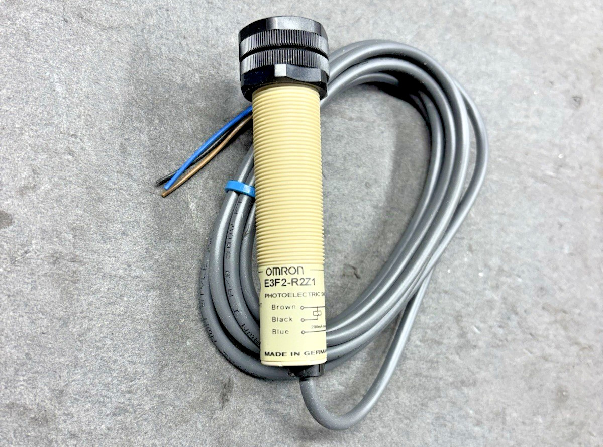 OMRON E3F2-R2Z1 2M RETRO-REFLECTIVE PHOTOELECTRIC SWITCH SENSOR 24 to 240 VAC⚡FS
