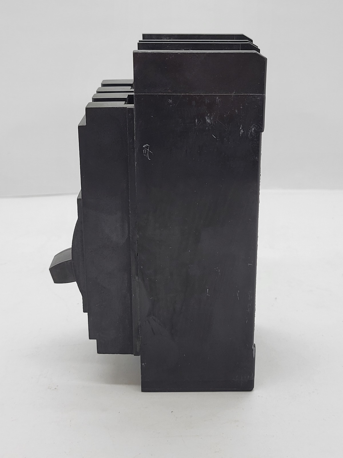 Square D Q2L2150 Circuit Breaker 150A 2P 120/240V Q2L Bolt On Mounting Hardware