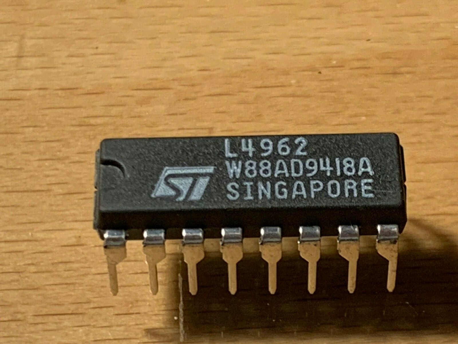 L4962 – REGULATOR IC -ST – DIP-16.
