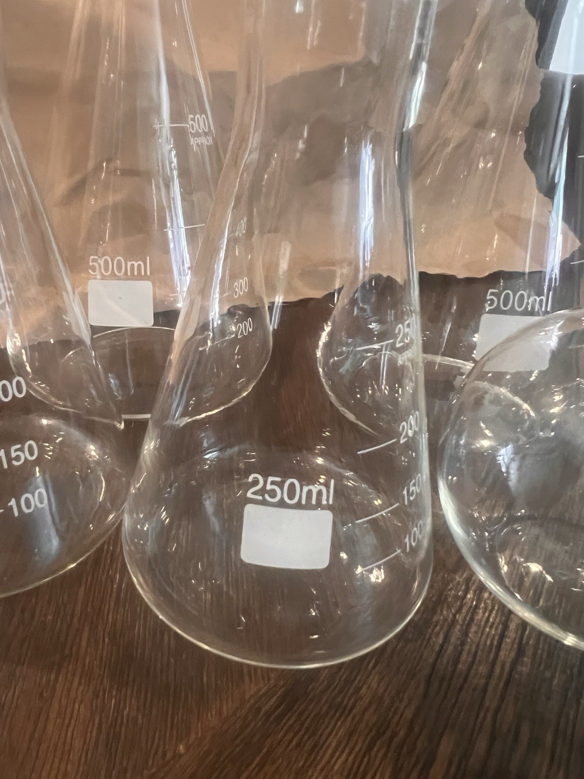 glass laboratory settings for mixing liquids