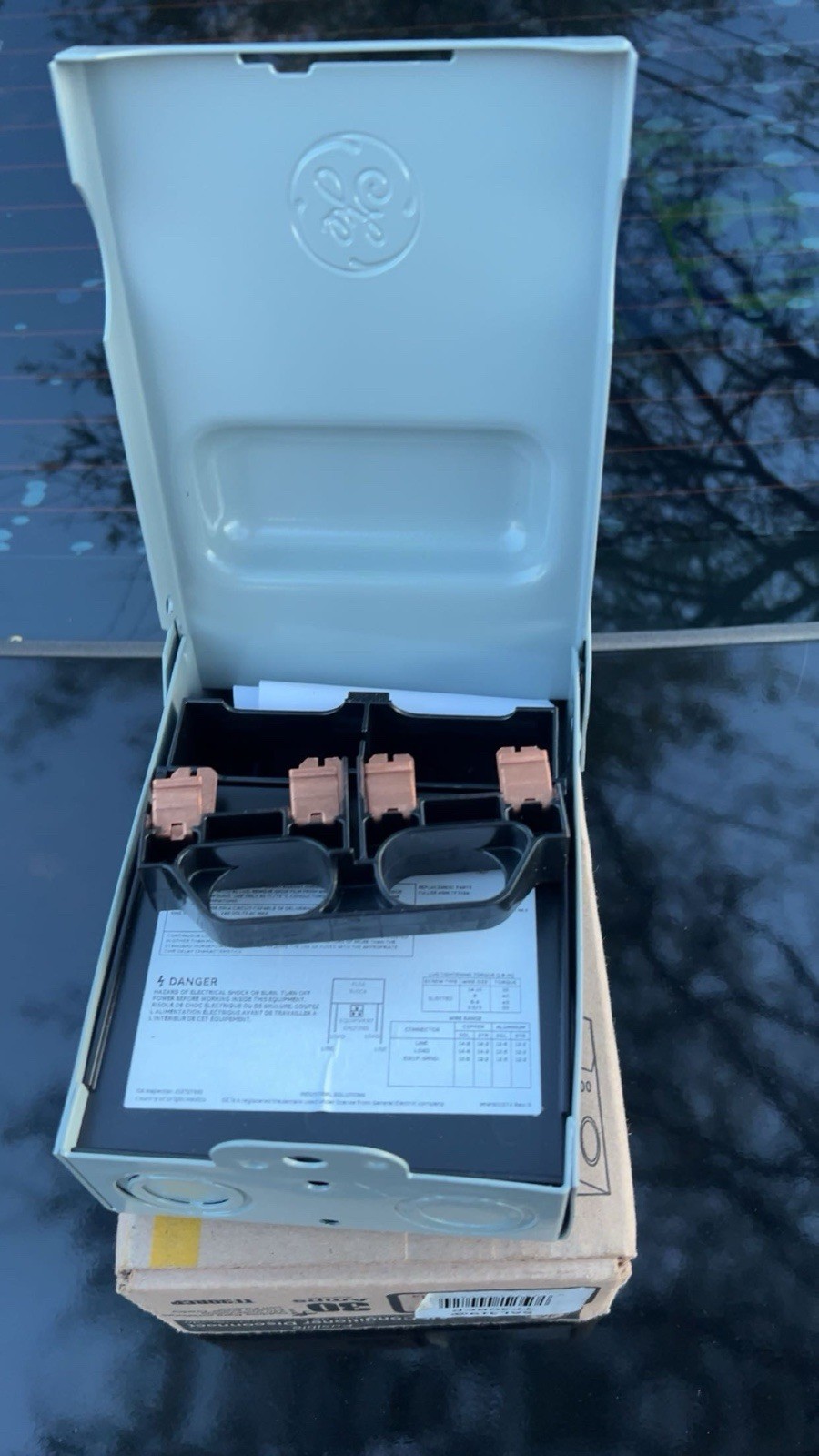 GE 30-Amp 120/240-Volt Fused AC Disconnect (model TF30RCP