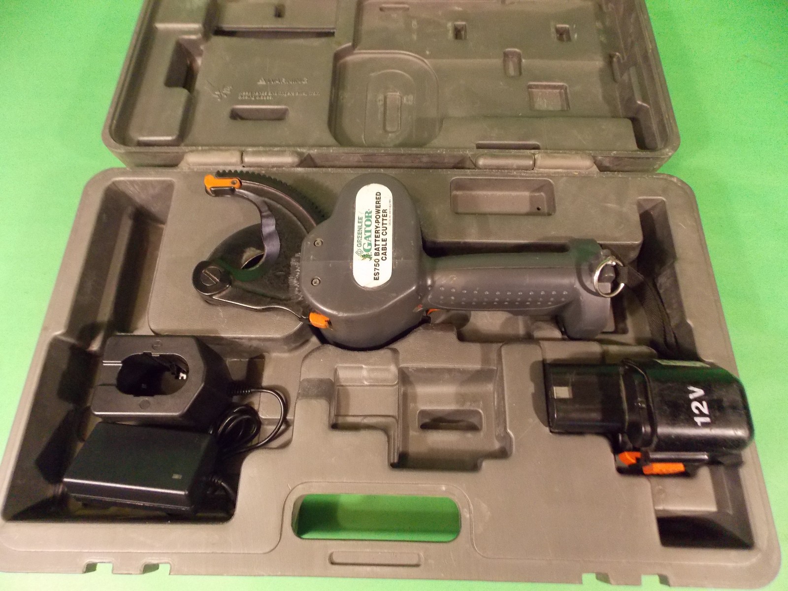 Greenlee Gator ES750 Cable Cutter Kit With Charger Battery & Case -Works Great