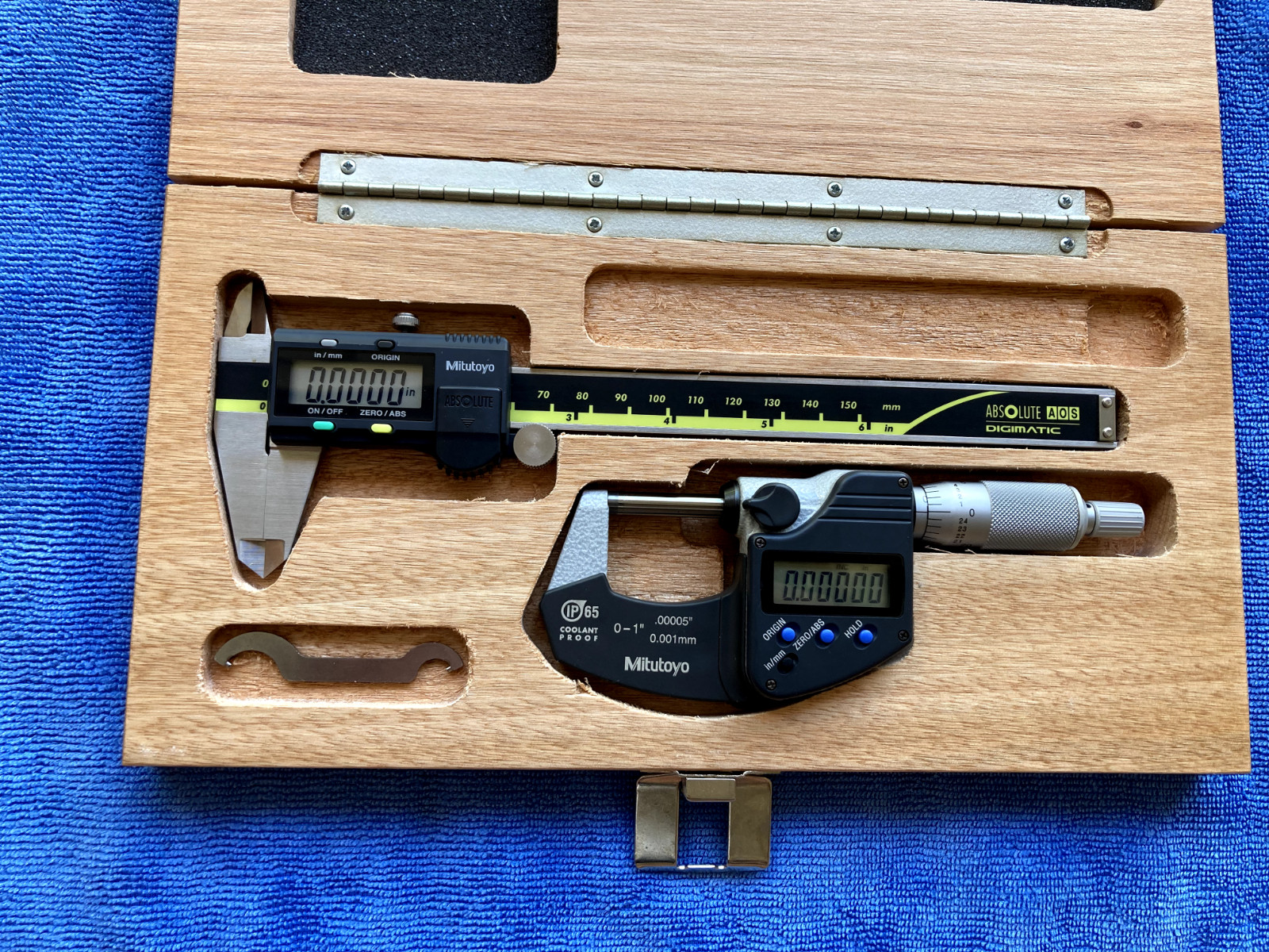Mitutoyo Digital Micrometer (293-340) & Caliper (500-196-30) Set 0-6»