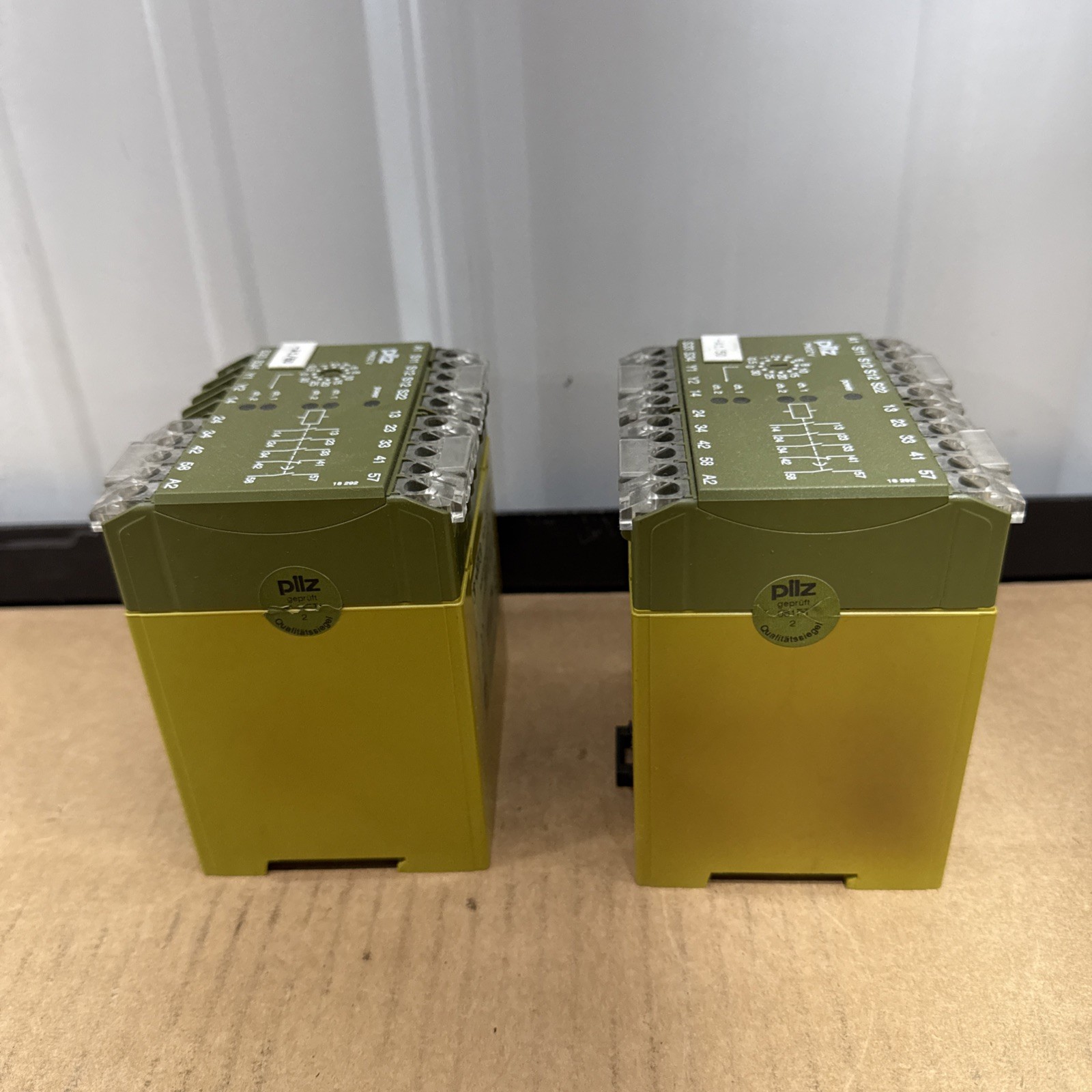 Lot Of 2- PN0ZV 30/24VDC 474790 PILZ Safety Relays
