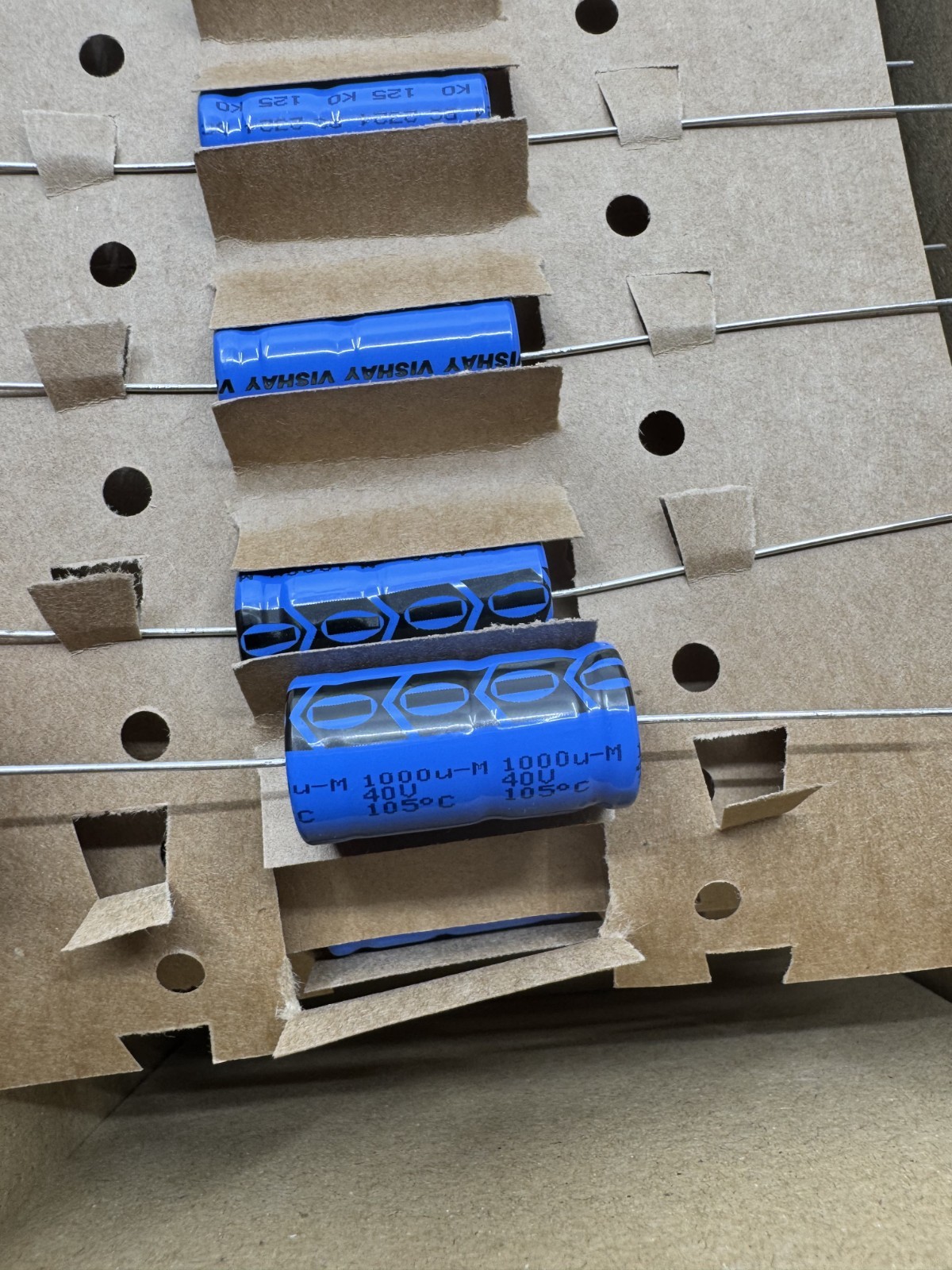 5X MAL212517102E3 VISHAY 1000uF 40V Axial, Can 159mOhm @ 100Hz 10000 Hrs @ 105°C