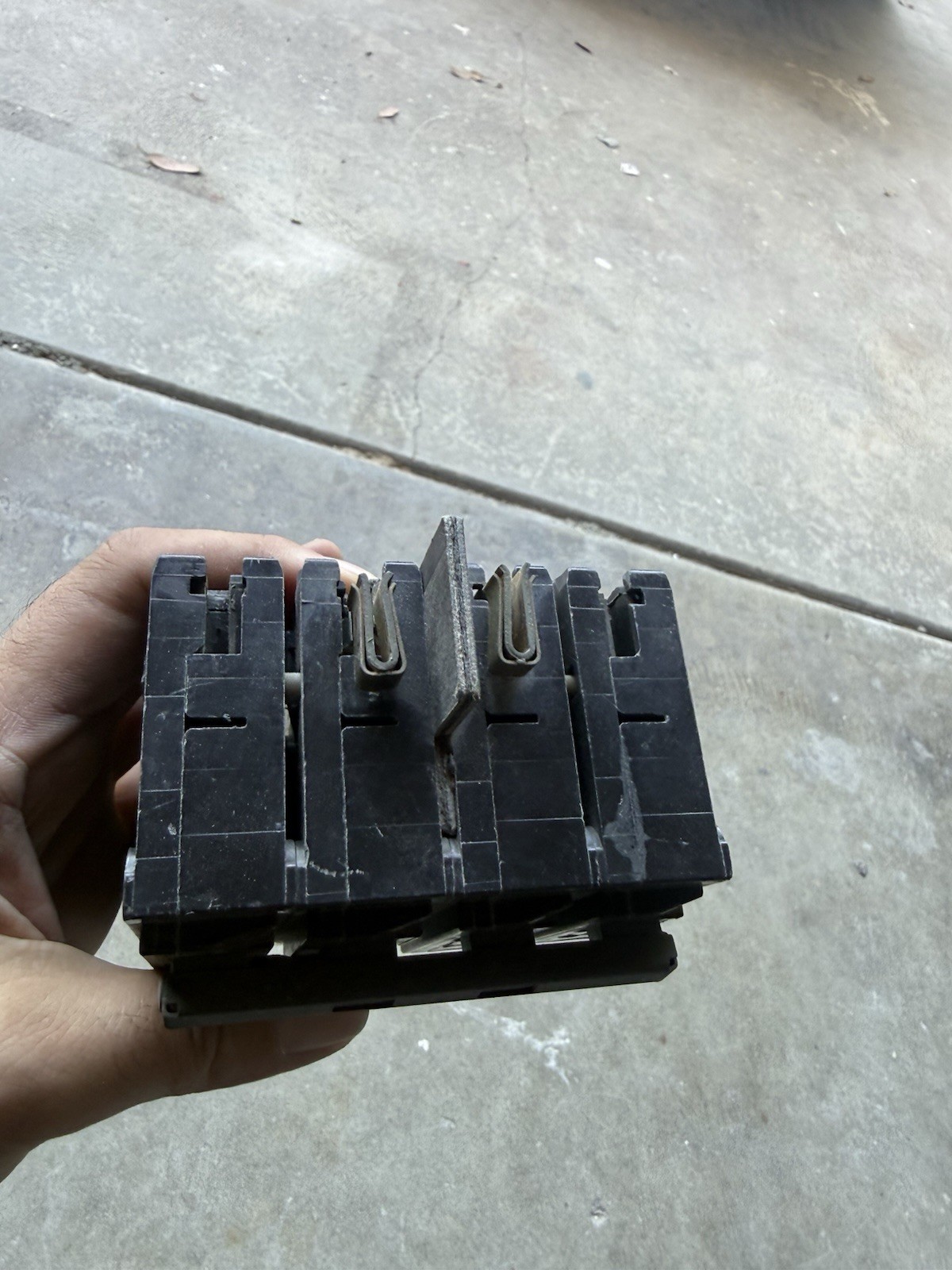 Murrays Circuit Breaker 200A 4-Pole 201-250V AC Trip Indicator
