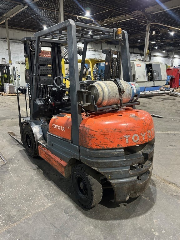 TOYOTA 42-6FGU25 5,000LBS. FORK LIFT -PROPANE, Side Shift, Solid Pneumatic Tires