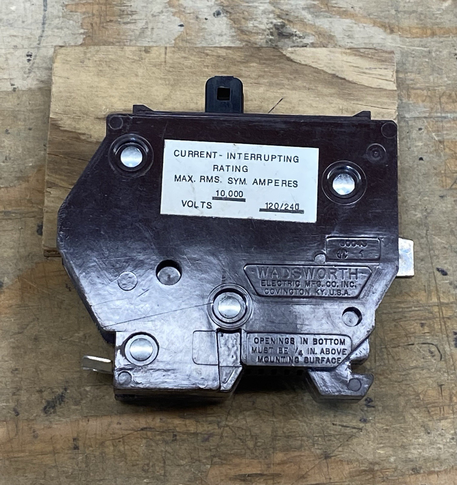 Wadsworth B1515 – 15 Amp 120V Tandem Circuit Breaker w/ Metal Foot