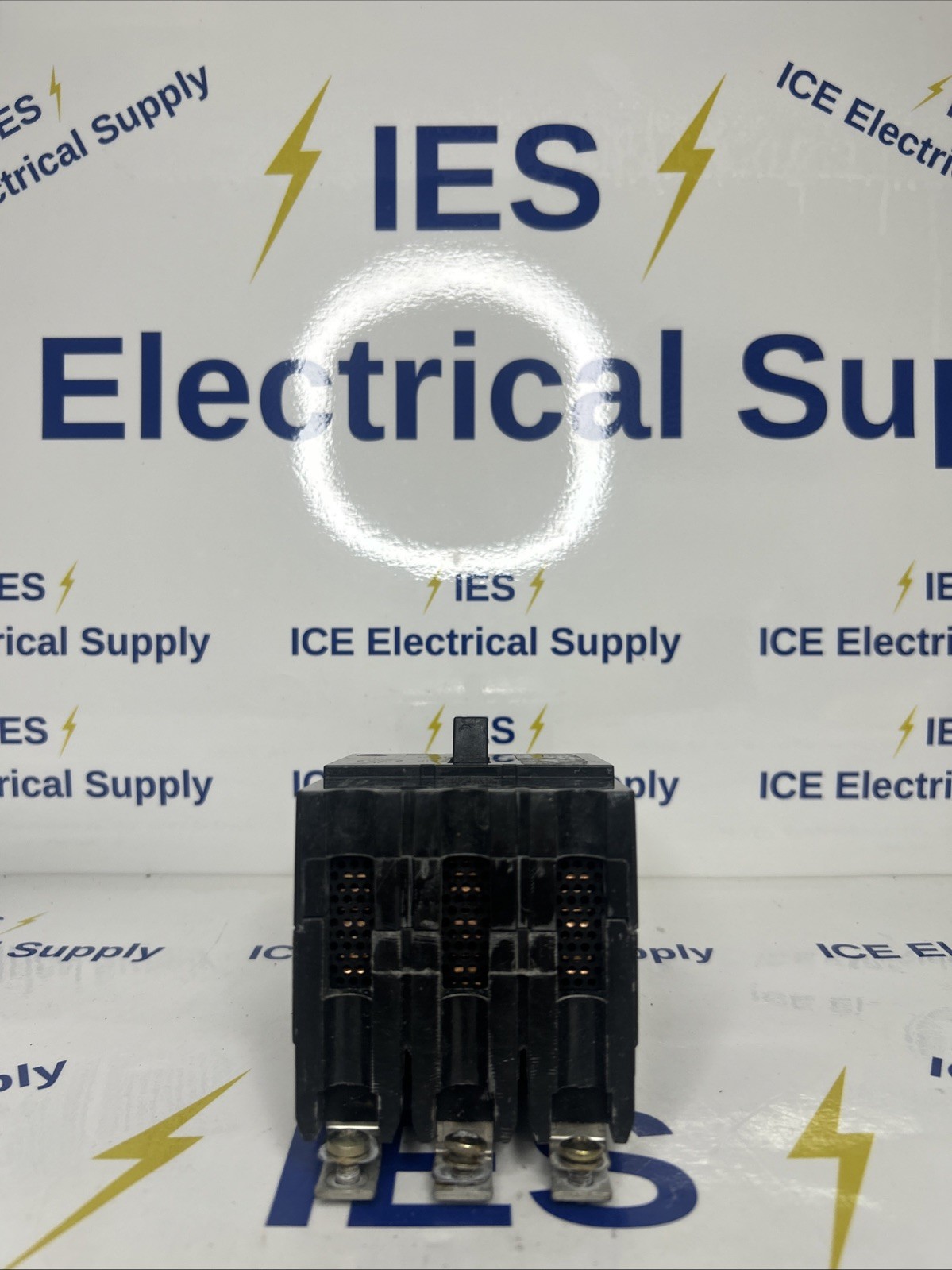 GENERAL ELECTRIC CAT: No. TEY330 30 A 3 P Circuit Breaker