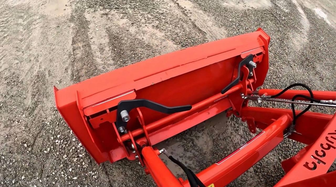 Kubota LX2620 Tractor w/ LA535 Loader & Mower Deck