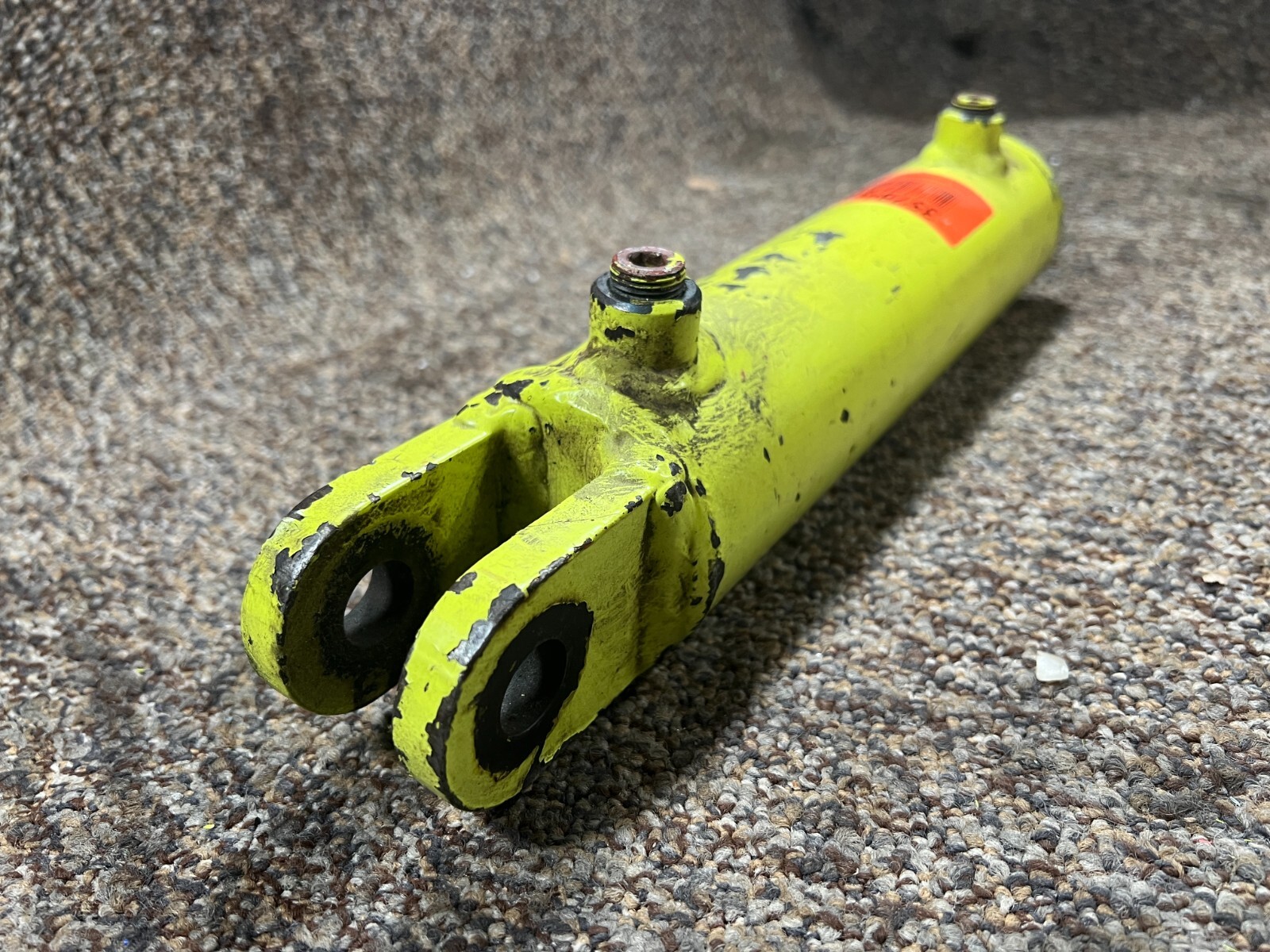 Hydraulic Welded Cylinder 17″ Retracted x 2.89″ OD x .87″ Rod Diameter