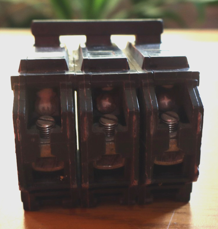 1 GE 40 Amps 120/240V 3 Pole Circuit Breakers LP-3897