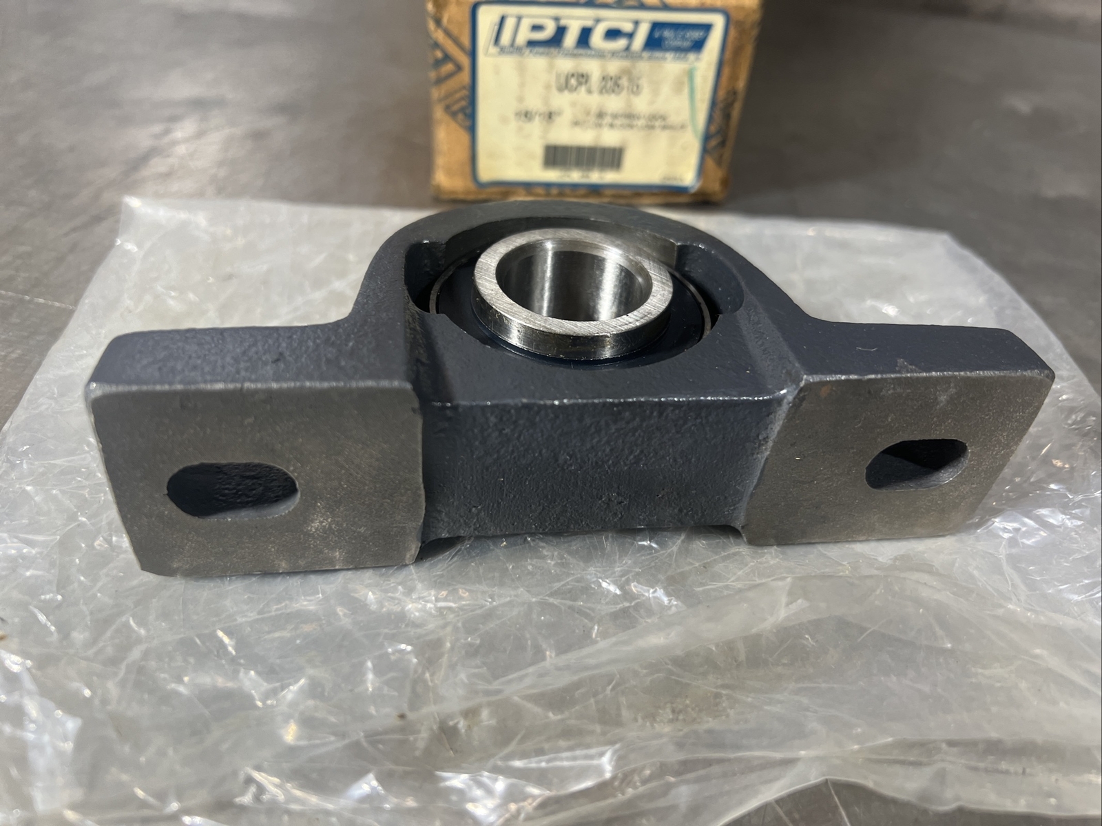 UCP205-15 15/16″ Pillow Block Bearing Unit with Solid Base Cast Iron Housing FK