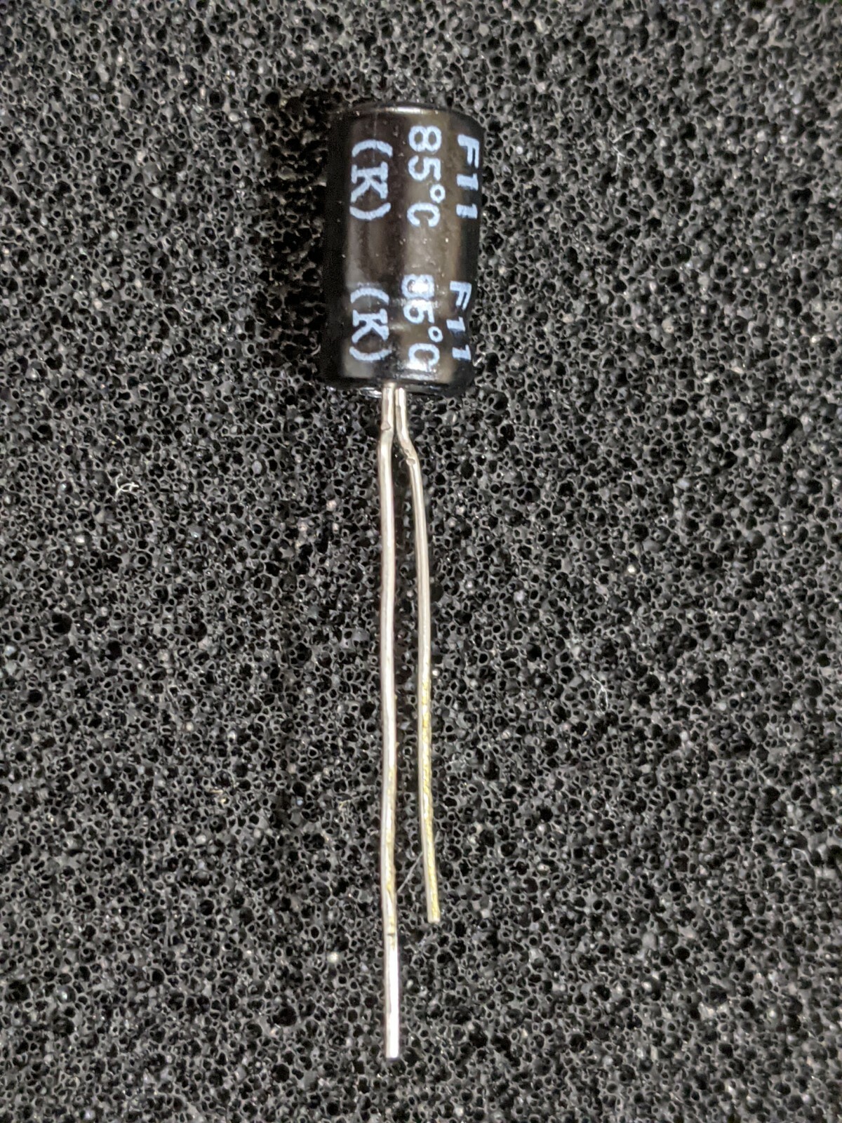 2.2 uF Non-Polarized Electrolytic Capacitor @ 100wV (10%) [10 pcs]