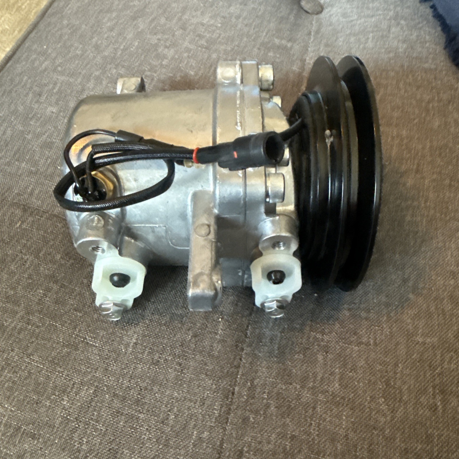 Kubota AC Compressor RD451-93900 SVL75-2C SVL90C SVL95-2SC SVO7E 12V FREE SHIP