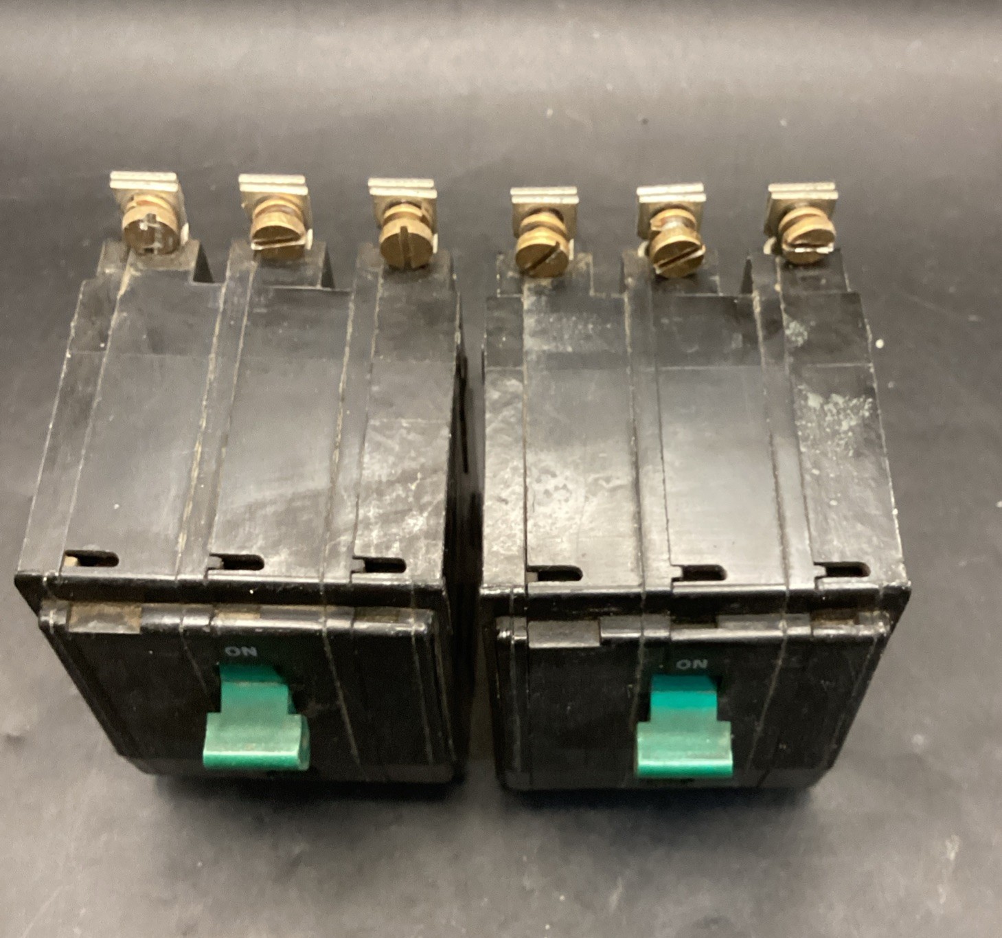 Lot Of 2 Square D Q0B330 30Amp 3 Pole 240v Circuit Breaker Used