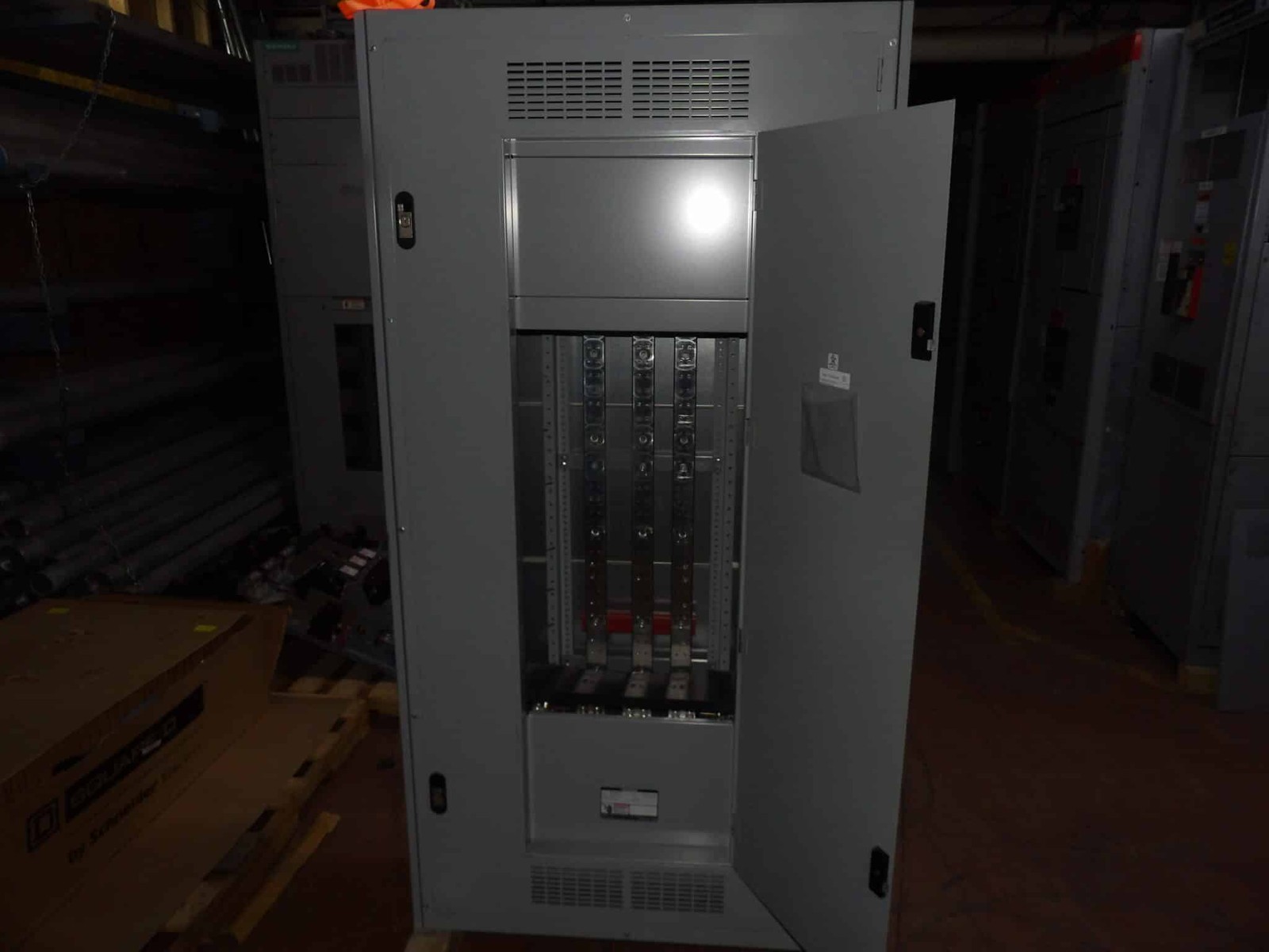 NOS Siemens P5E75ML800ABS Type p5 800A 480Y/277V 3 Phase 4 Wire Panelboard +…
