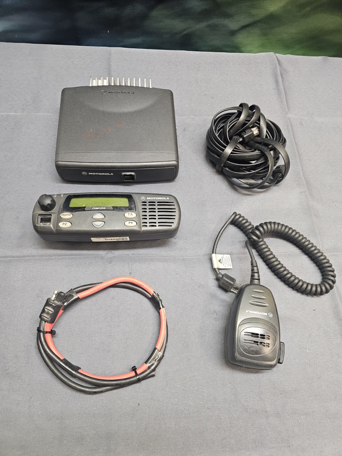 Motorola CDM1250 450-512 MHz UHF 40W Remote Head Two Way Radio AAM25SKD9PW2AN