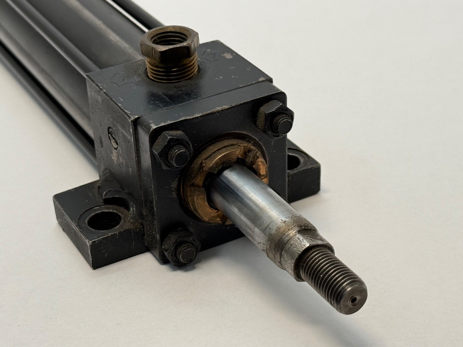 Parker 01.50-CC2AU14C-12.000 Cylinder 1-1/2″Bore 12″ Stroke 5/8″ Shaft OD 250psi
