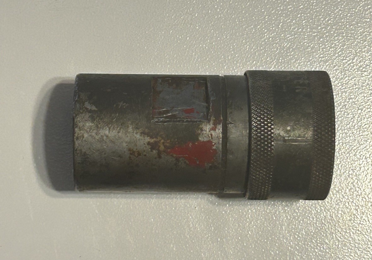 A Used Hydraulic 7/8″ Female Poppet Coupler For IH Tractors and Equipment