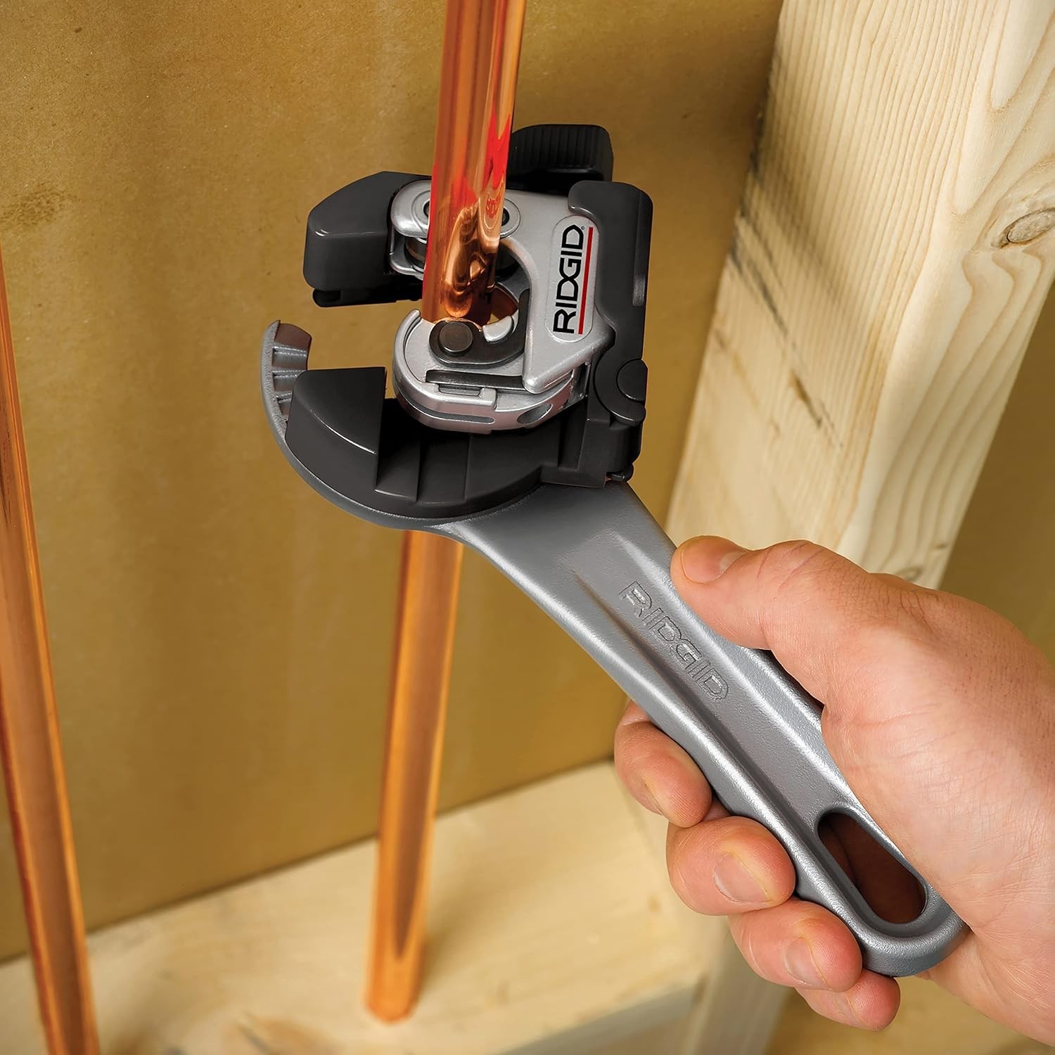 Lightweight Close Quarters Tubing Cutter with Ergonomic Grip & Automatic Feed