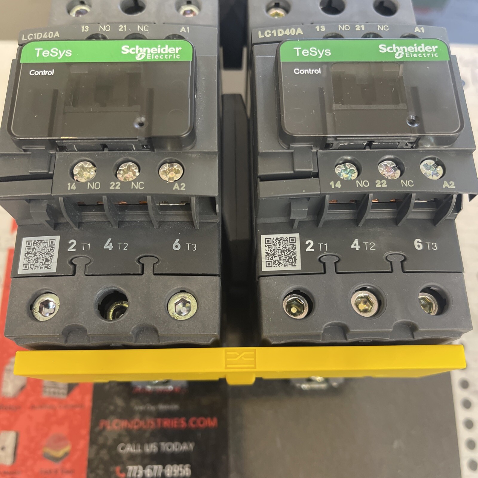 LC2D40AF7. 110V50/60HZ. SCHNEIDER REVERSING.