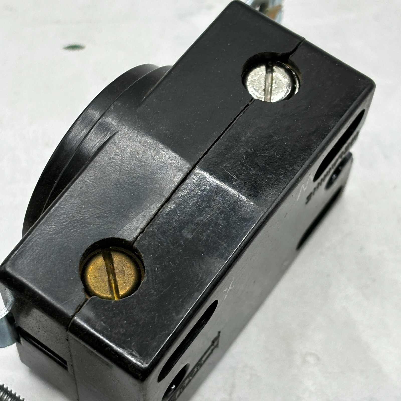 BRYANT 71030-FR BLACK WIRE LOCKING RECEPTACLE 3-POLE 3 WIRE 30A QTY:1 🎯
