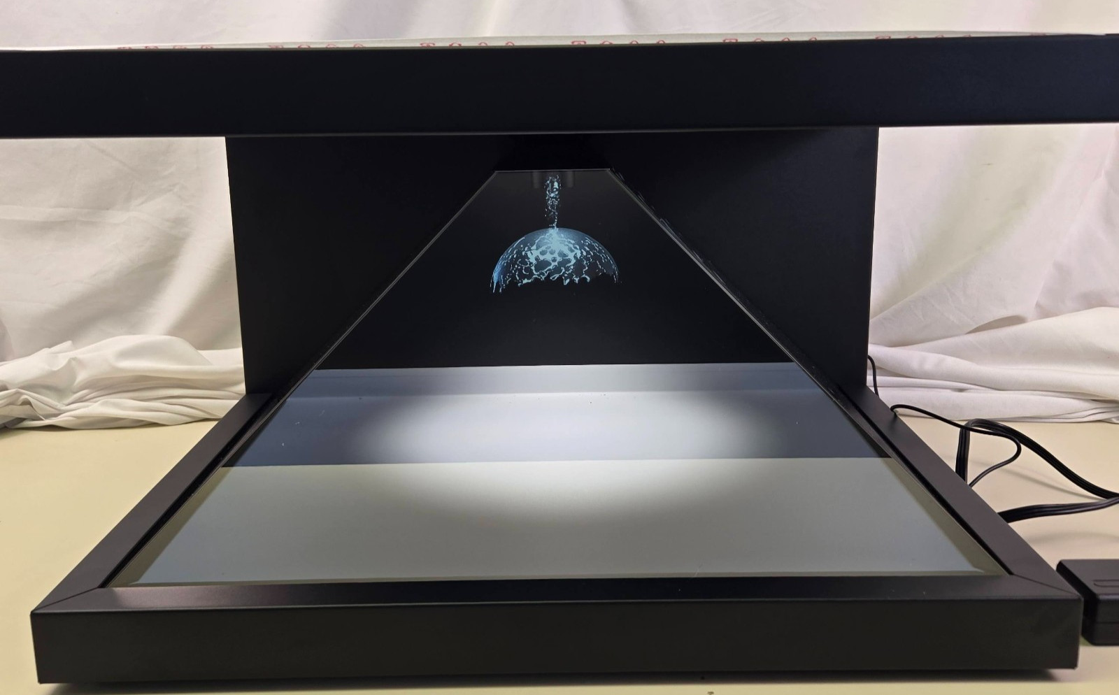 Realfiction Dreamoc HD3.2 3D Holographic Display Advertising Showcase NIB