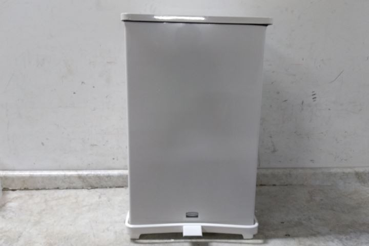 Rubbermaid Commercial Products FGST40EPLWH 25 Gal Container Cap White Step Can
