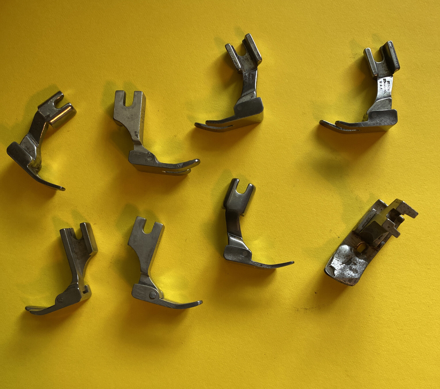 *USED* LOT OF 8- SINGER PRESSER FEET (VARIOUS SIZES) *FREE SHIPPING*