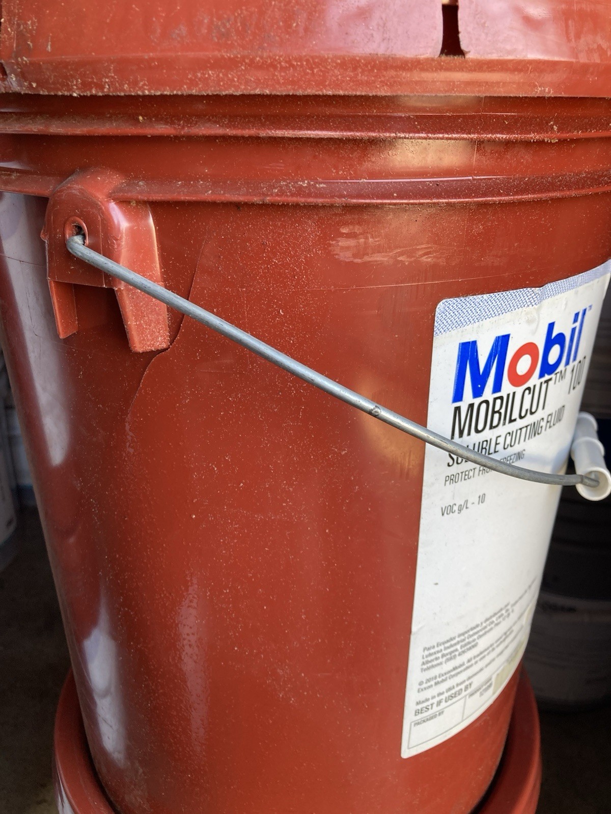 Mobilcut 100 Cutting Fluid Partial Bucket – 3 Gallon