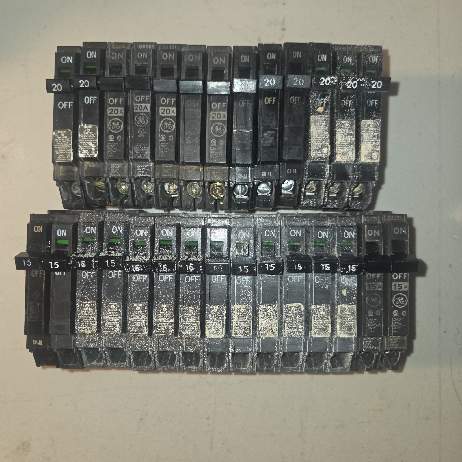 LOT OF 29 GE Thin Series Circuit Breaker 1-Pole 20-Amp THQP120