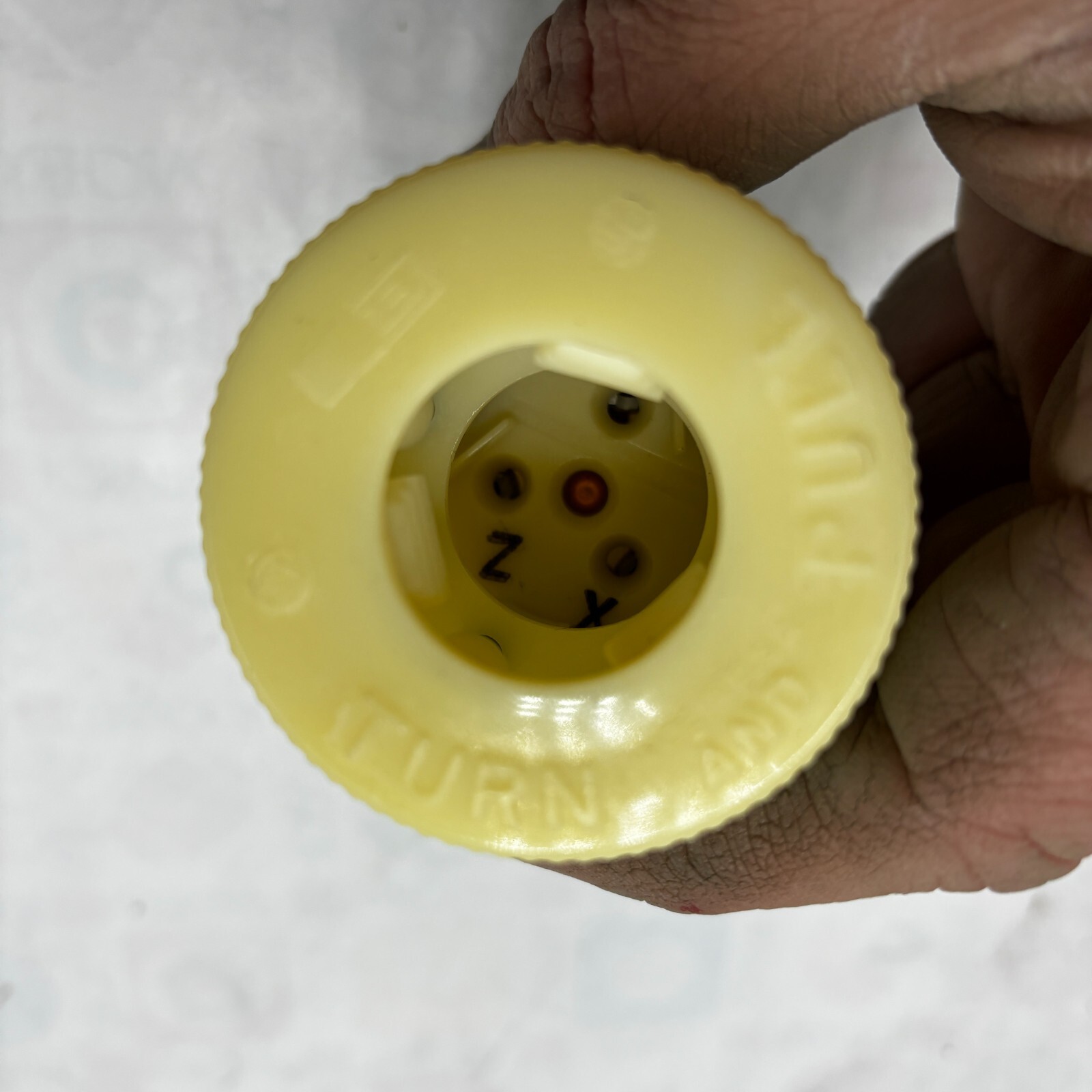 BRYANT 9965 WHITE NYLON LOCKING PLUG 20AMP 125/250VAC 3 POLE 3 WIRE QTY:1🔔