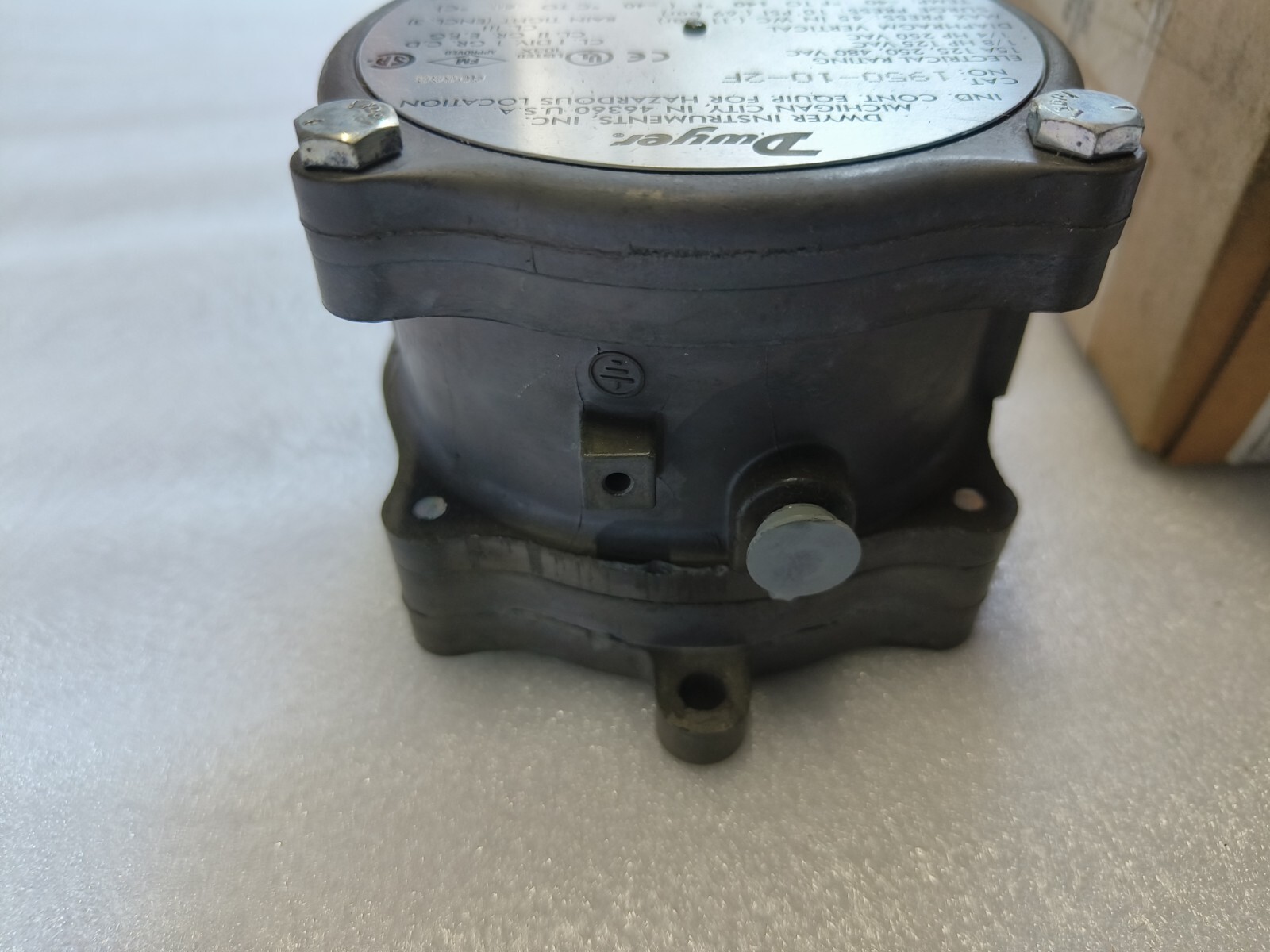 Dwyer 1950-10-2F Pressure Diffrential Switch EX free shipping
