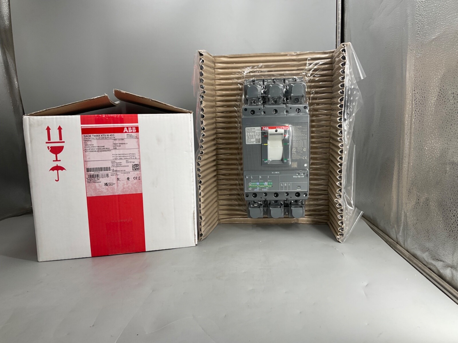 NEW ABB XT5NQ340AFNN000XXX 400 A xt5n 340 Circuit Breaker NEW IN BOX