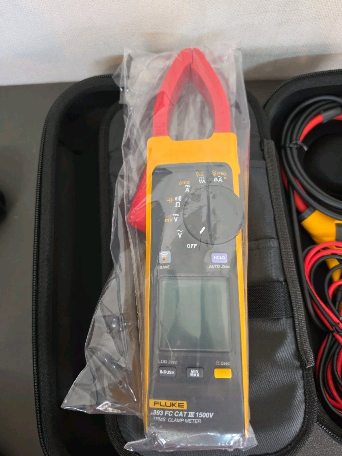 Fluke 393 FC compact True RMS clamp meter, rated for 1500V CAT III IP54 New
