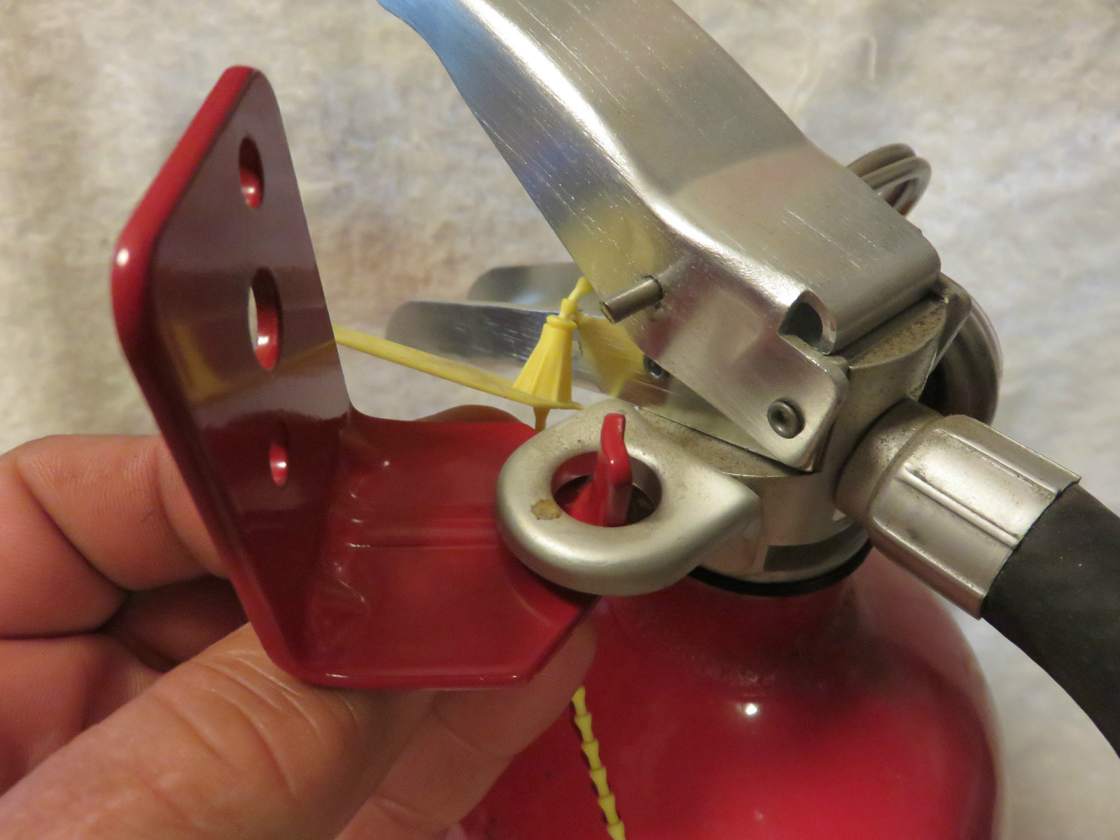 🔥🧯LOT OF 4-UNIVERSAL WALL MOUNT 5 & 10 lb. SIZE FIRE EXTINGUISHER BRACKET NEW