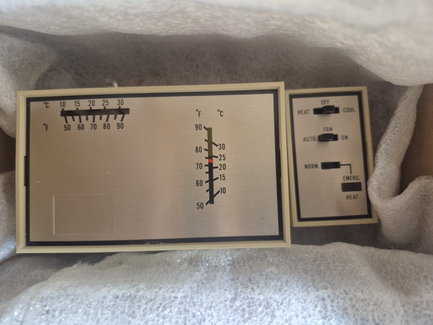New Goodman HPT18-60w Heat Pump Thermostat multi-stage Manual Changeover