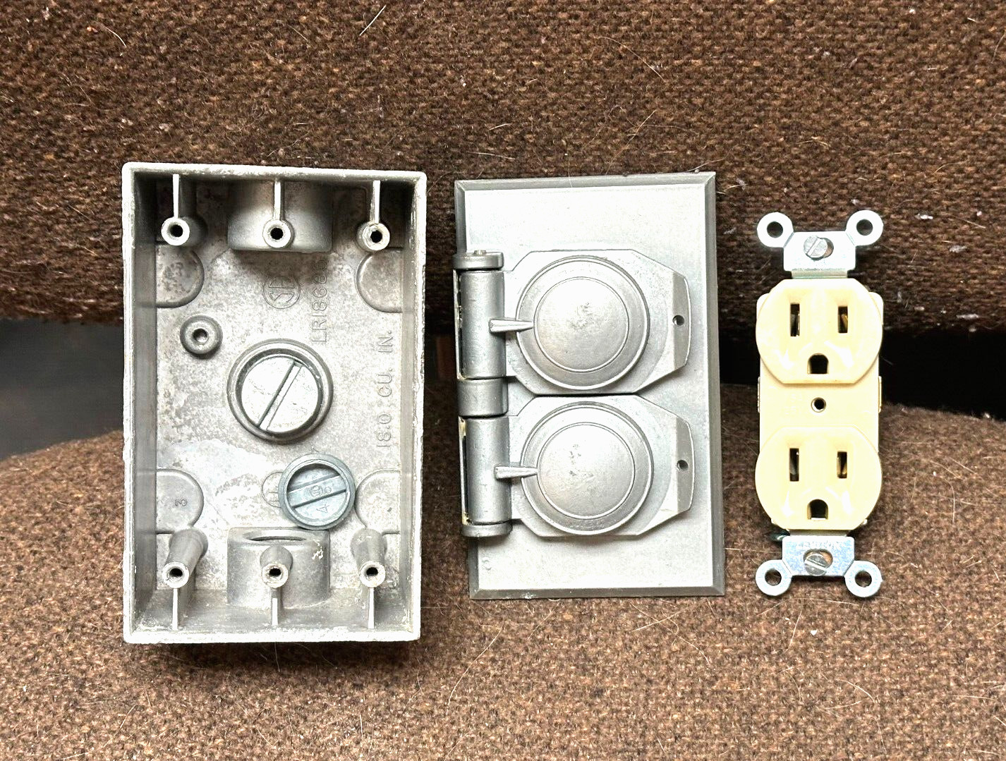 2.75 x 4.5 x 2 OUTDOOR Weatherproof Receptacle T BOX Aluminum & Cover T11 WR81C