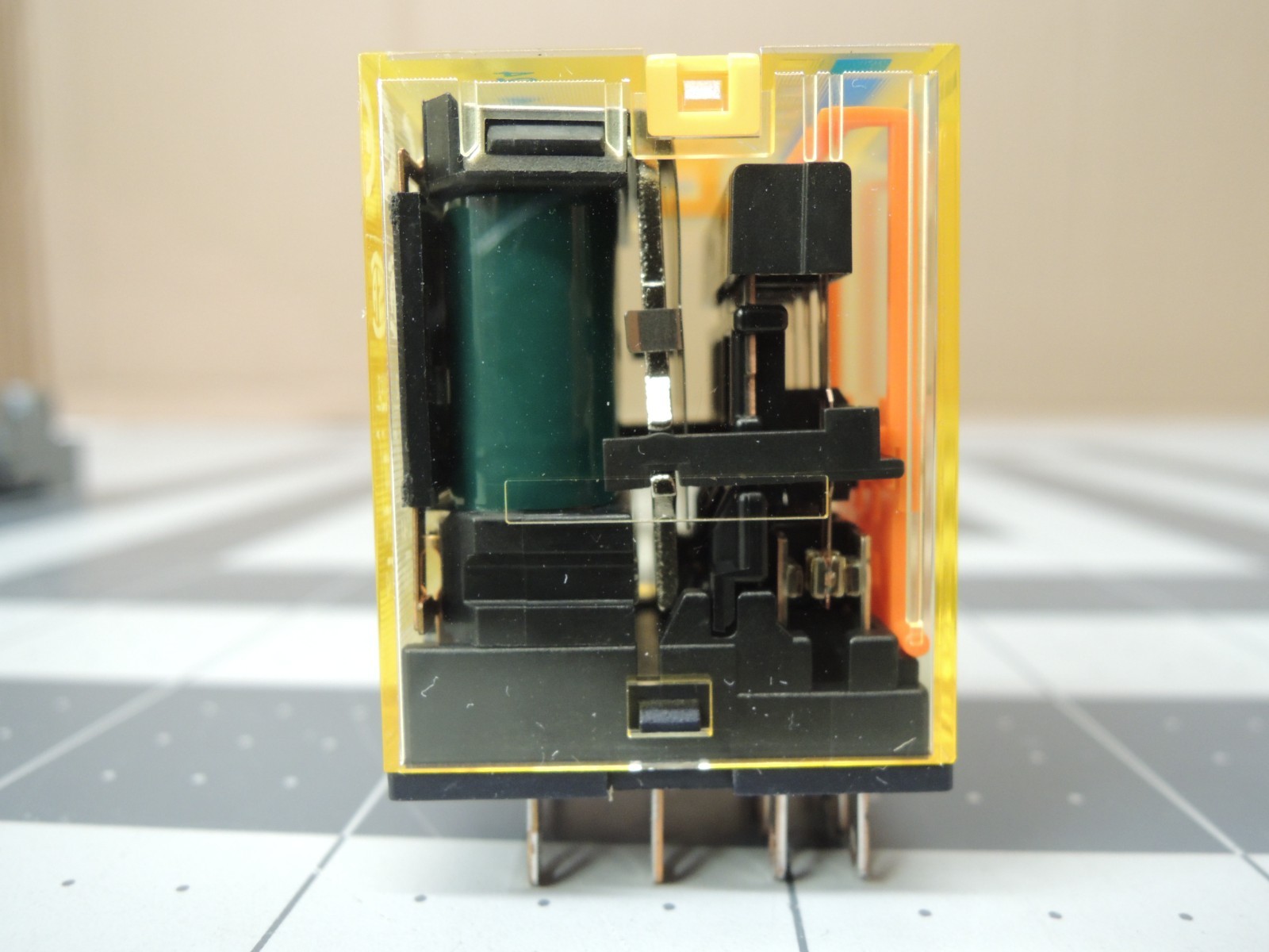 IDEC RU42S-C-D24 Relay, 4PDT, Bifurcated contacts, 3A, 24VDC, Indicator w/ Base