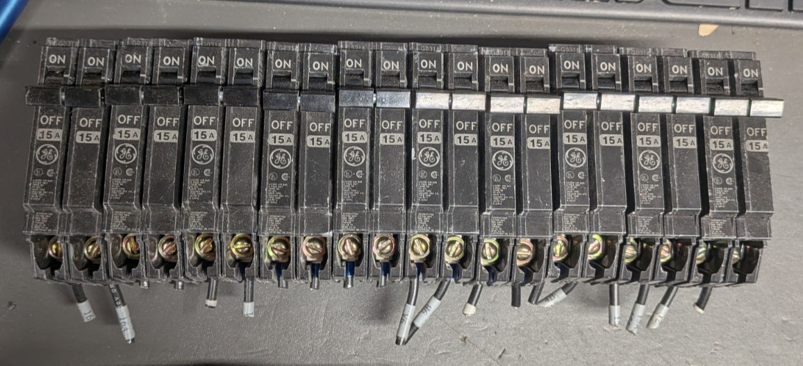 GE Q-Line 2-15 Amp Single-Pole Tandem 120/240-Volts Circuit Breaker (Lot of 10)