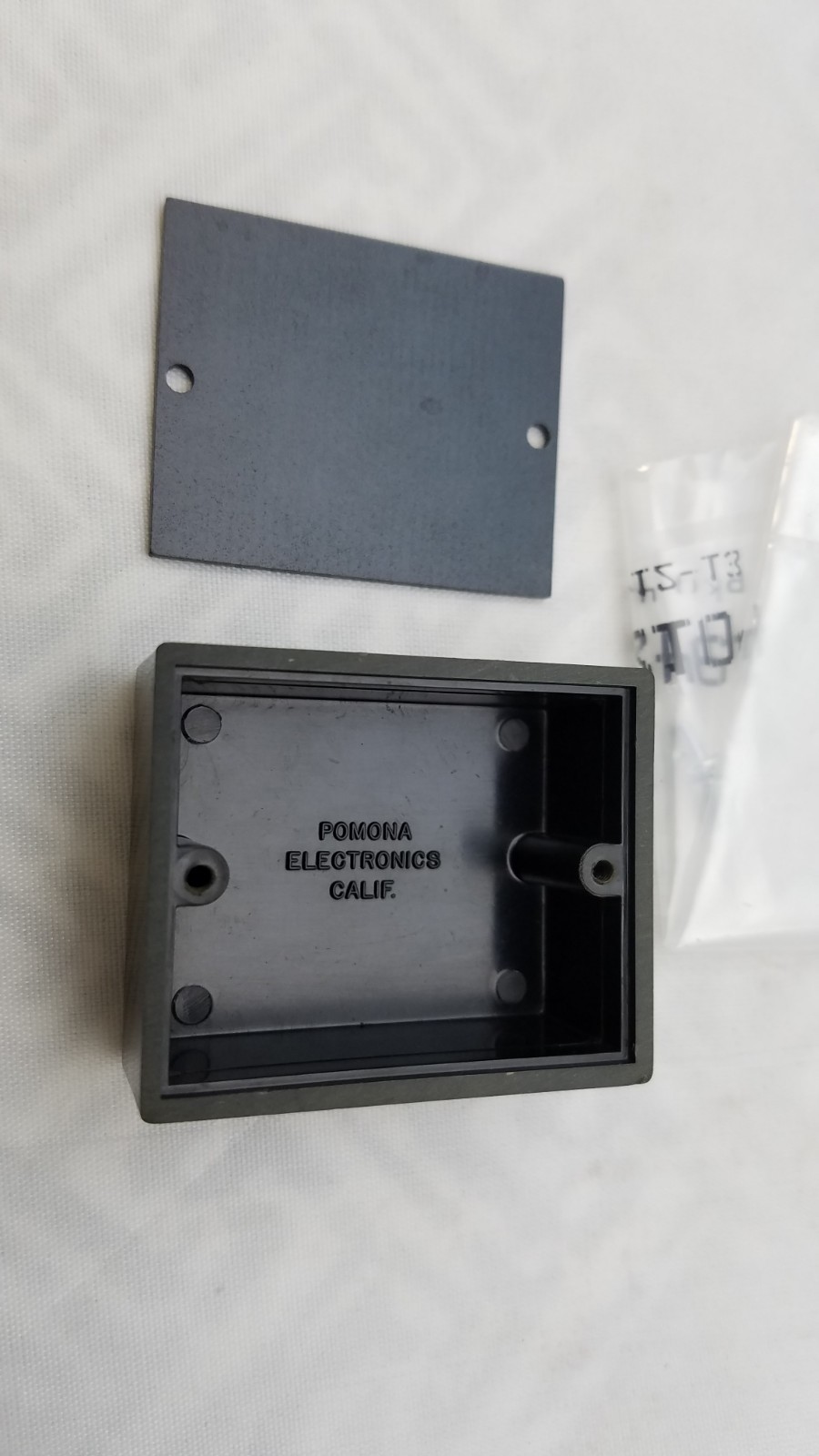 2 (lot) 2105 PENOLIC BOX PLASTIC ENCLOSURE, PROJECT BOX, 1.75″-1.44′-.69″ COVER