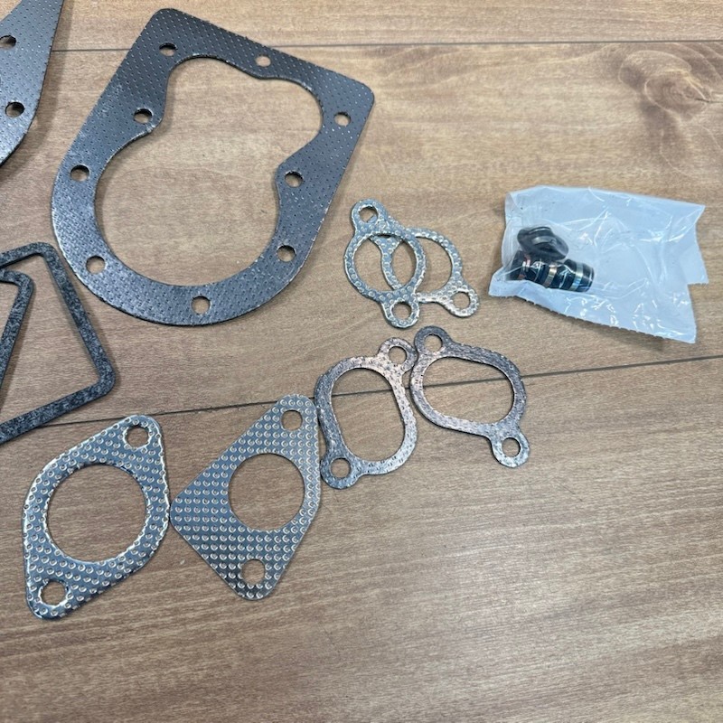 New ONAN OEM NOS GASKET KIT WITH VALVE SEALS / 0168-0189 168-0189