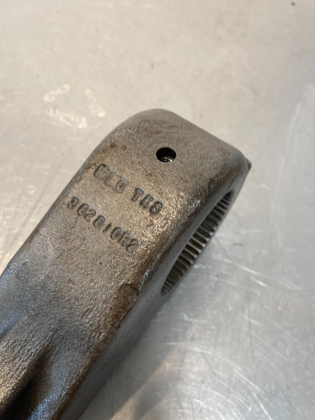 International IH 806 Tractor 3pt Hydraulic Lift Ram Arm Bracket 382810R2