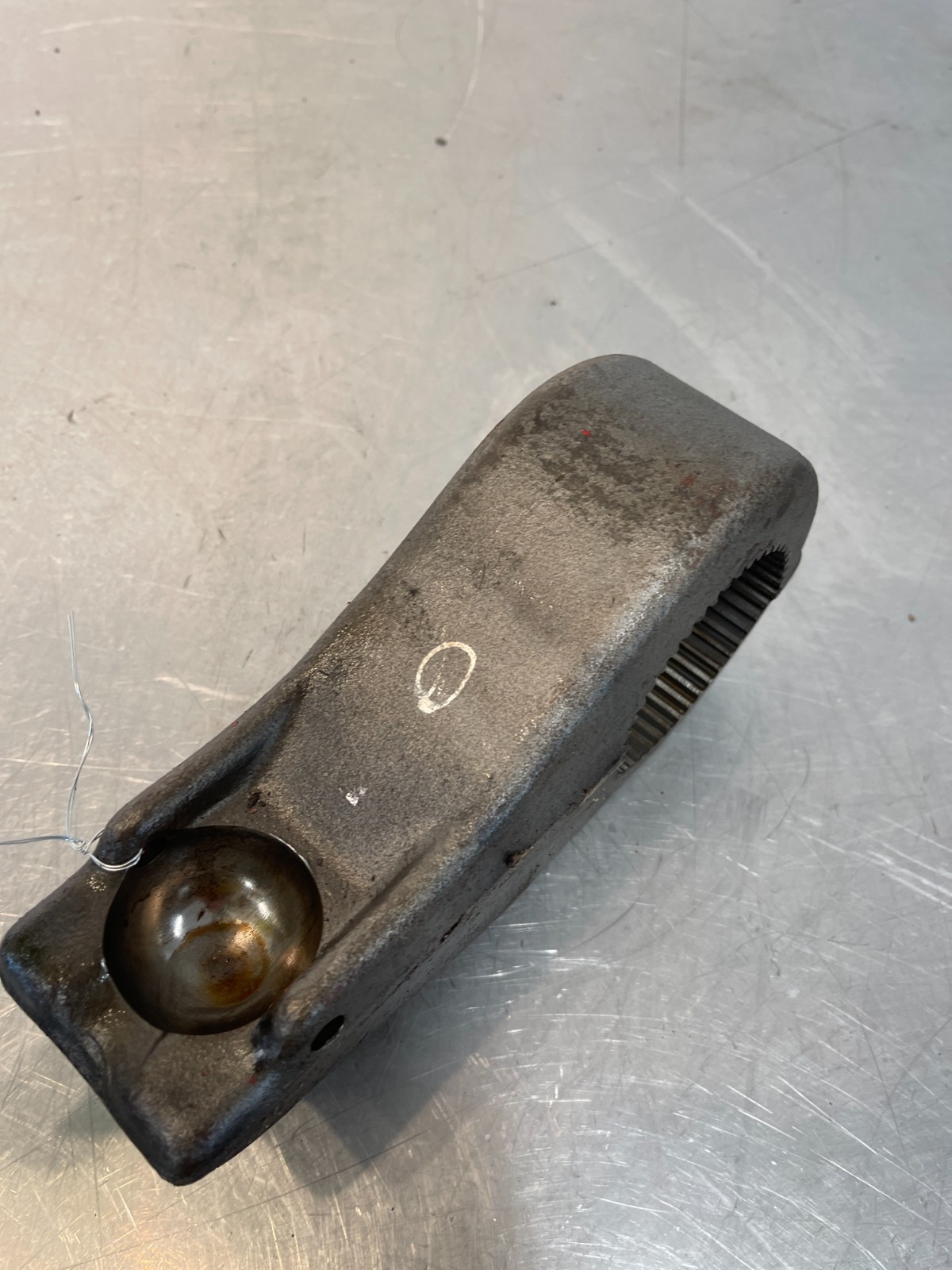 International IH 806 Tractor 3pt Hydraulic Lift Ram Arm Bracket 382810R2